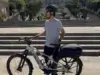 Amflow TL Carbon a prueba: potencia Avinox M2 y versatilidad para ciudad y montaña Ciclista probando la Amflow TL Carbon en un sendero de tierra con suspensión FOX