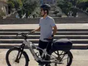 Amflow TL Carbon a prueba: potencia Avinox M2 y versatilidad para ciudad y montaña Ciclista probando la Amflow TL Carbon en un sendero de tierra con suspensión FOX