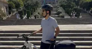 Amflow TL Carbon a prueba: potencia Avinox M2 y versatilidad para ciudad y montaña Ciclista probando la Amflow TL Carbon en un sendero de tierra con suspensión FOX